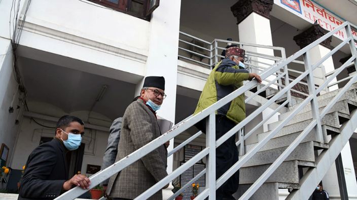 प्रचण्ड-माधव समूहले ओलीलाई कारबाही गरेको निर्णय पुग्यो निर्वाचन आयोगमा