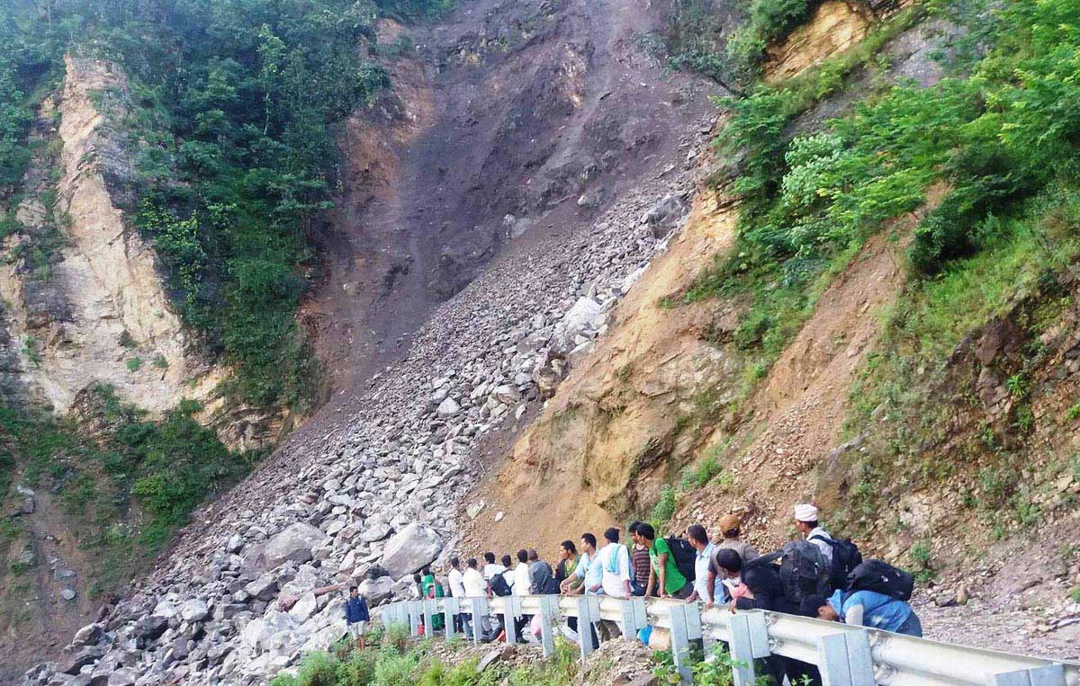 अविरल वर्षाका कारण कर्णाली राजमार्ग पुन ः अवरुद्ध