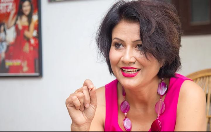 बिहानै ऐना हेरेर मुसुक्क हाँस्छु,वाह कोमल ओली तिमी कति राम्री छौ भन्छु’