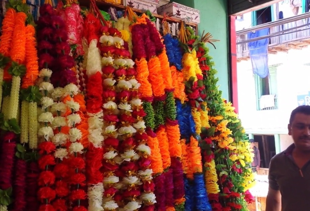 १० लाख बराबरको कृतिम माला