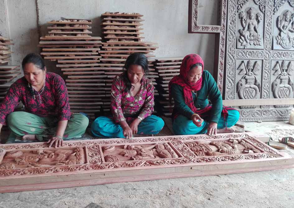 काठमा बुट्टा कुँद्न अब्बल महिला