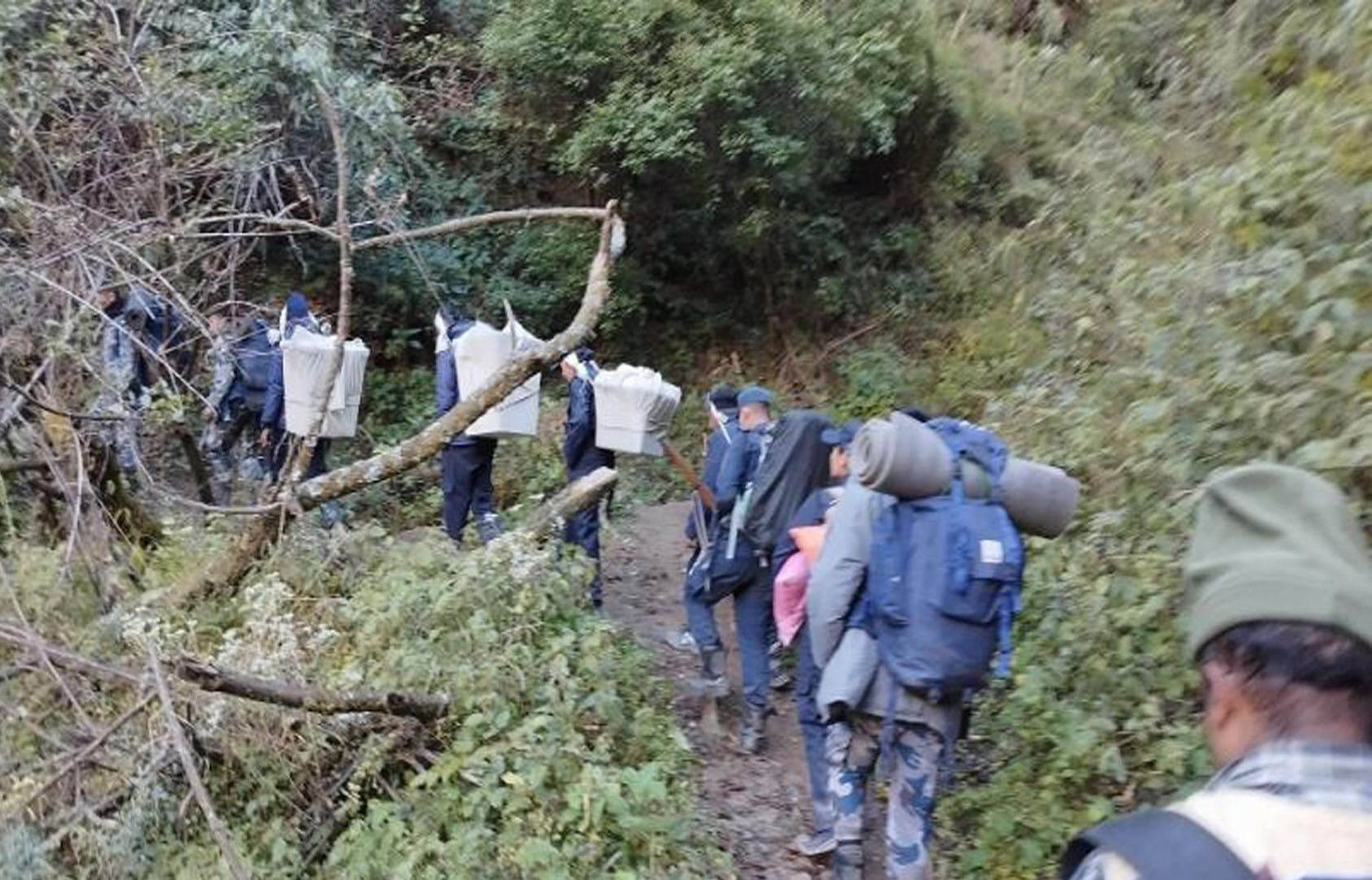 मतपेटिका बोकेर सदरमुकाम बेनी ल्याइँदै