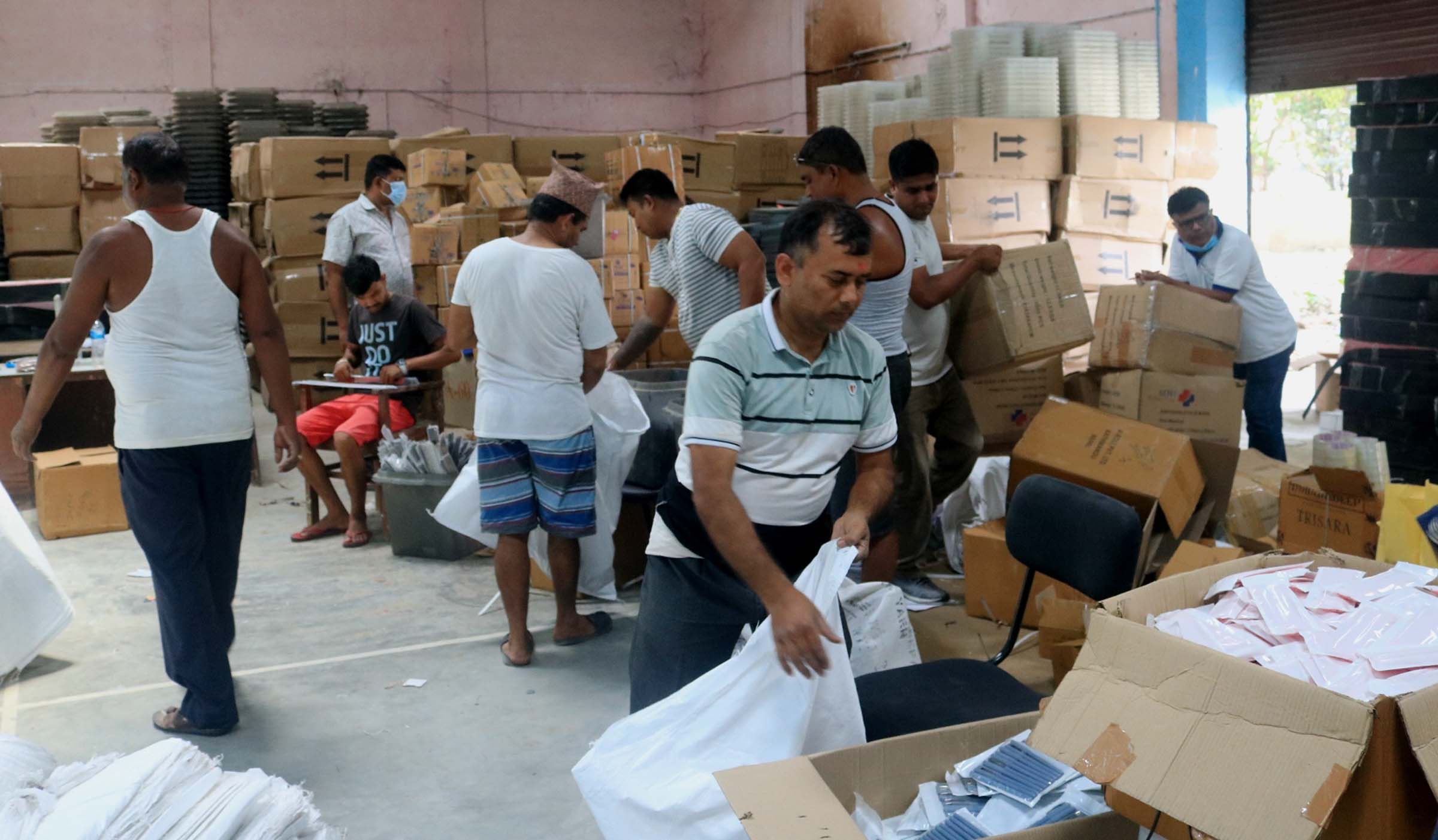 निर्वाचन सामग्री पठाउन प्याकिङ्ग