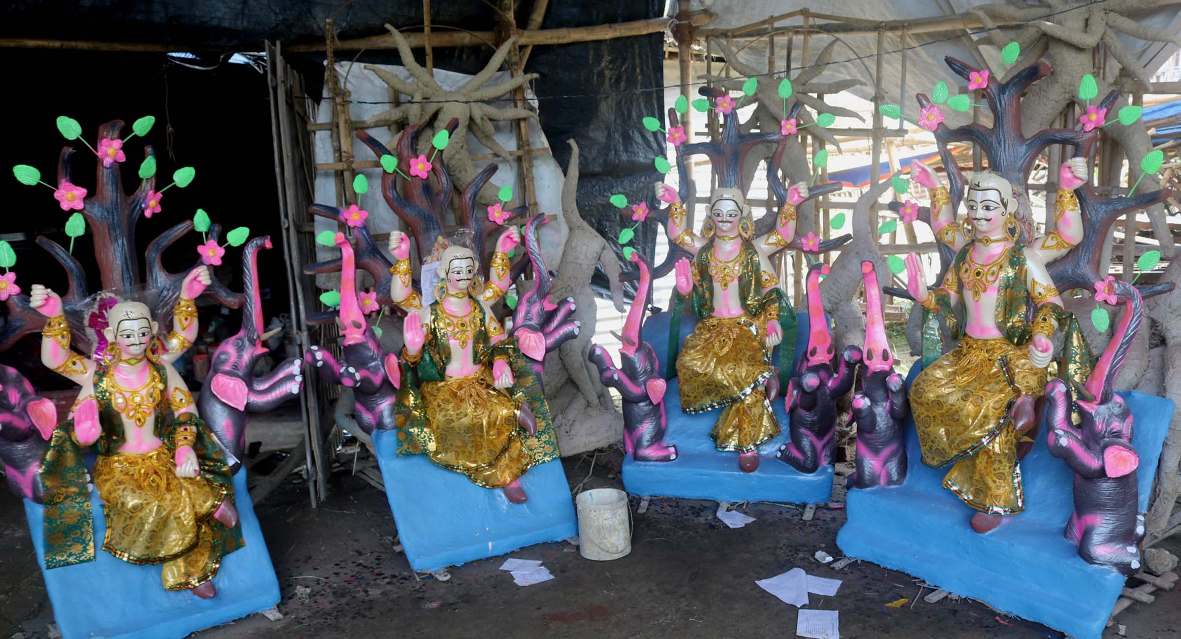 बिक्रीका लागि राखिएका विश्वकर्माको मूर्ति