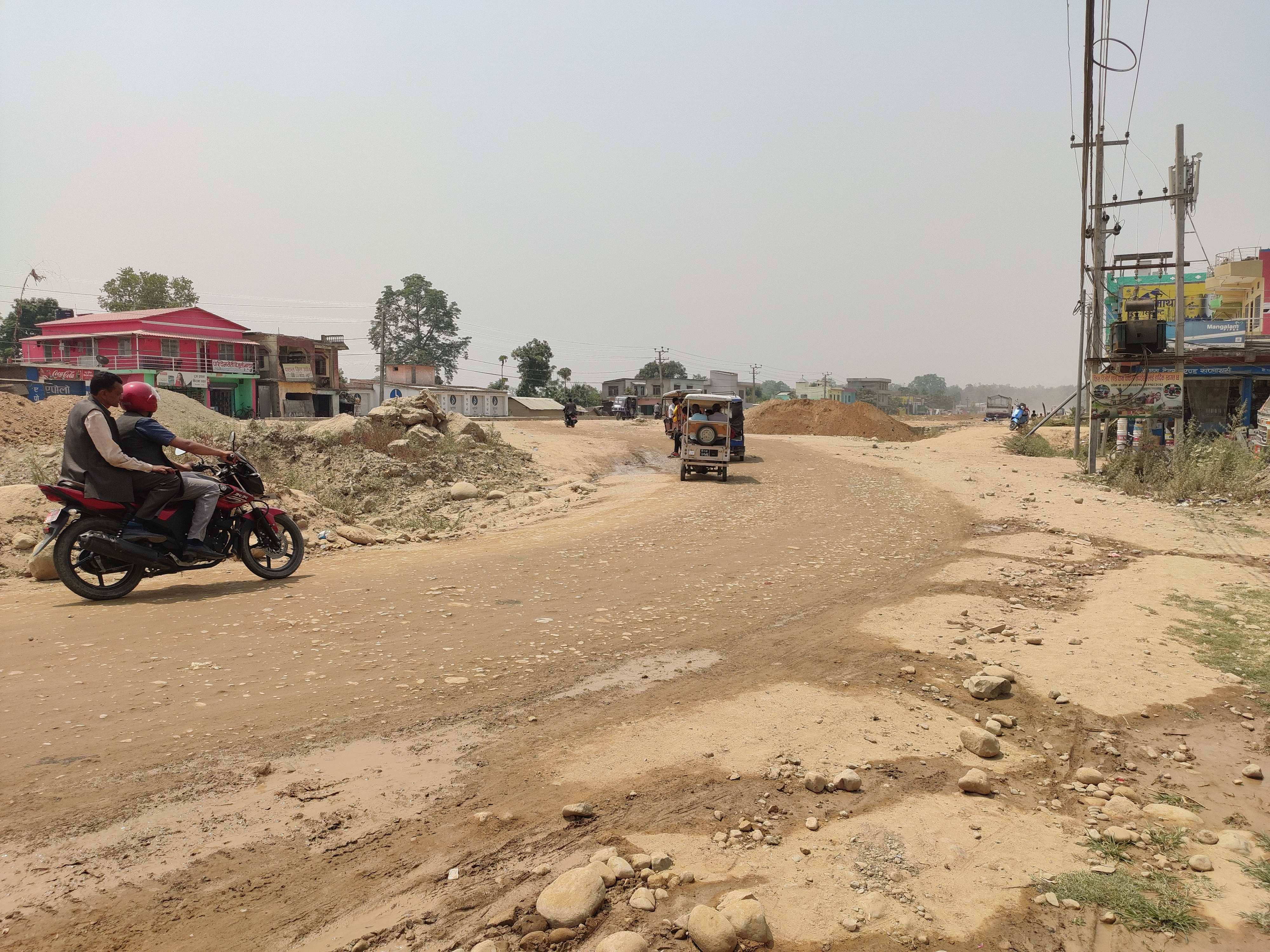 मोहनापुल–अत्तरिया ६ लेन सडक कालोपत्रे शुरु