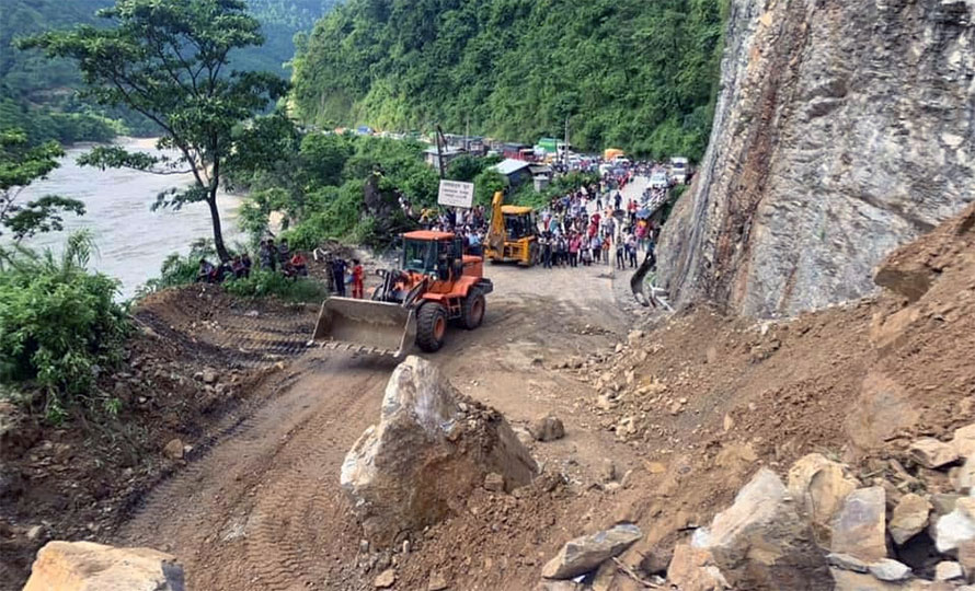 नारायणगढ–मुग्लिन सडक खण्ड पहिरो पन्छाएपछि एकतर्फी सडक सञ्चालन