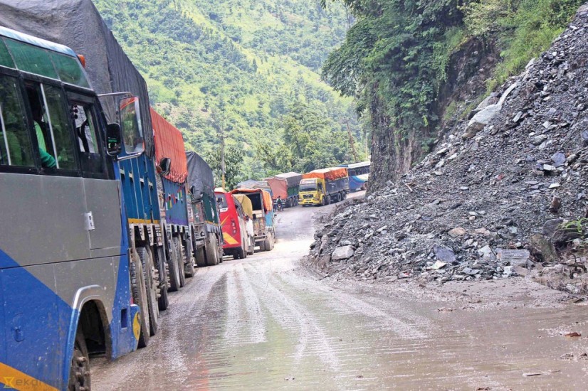 पहिरो खसेपछि नारायणगढ–मुग्लिन दुईतर्फी सडक अवरुद्ध