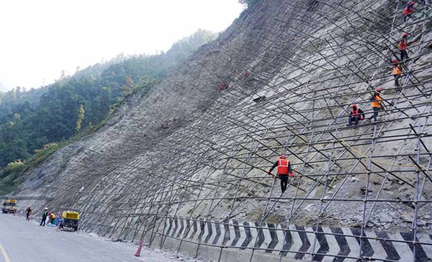 मुग्लिन सडक : चट्टान खोपेर पहिरो रोक्दै