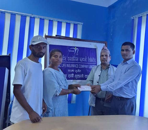 नेशनल लाइफद्धारा २ लाख ६८ हजारको बीमा दाबी रकम भुक्तानी