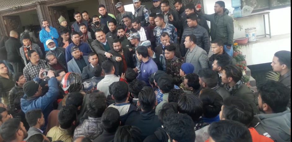 धर्नामा रहेका नेबिसंघका नेताकार्यकर्ता माथी निधि र महतको दुर्व्यवहार