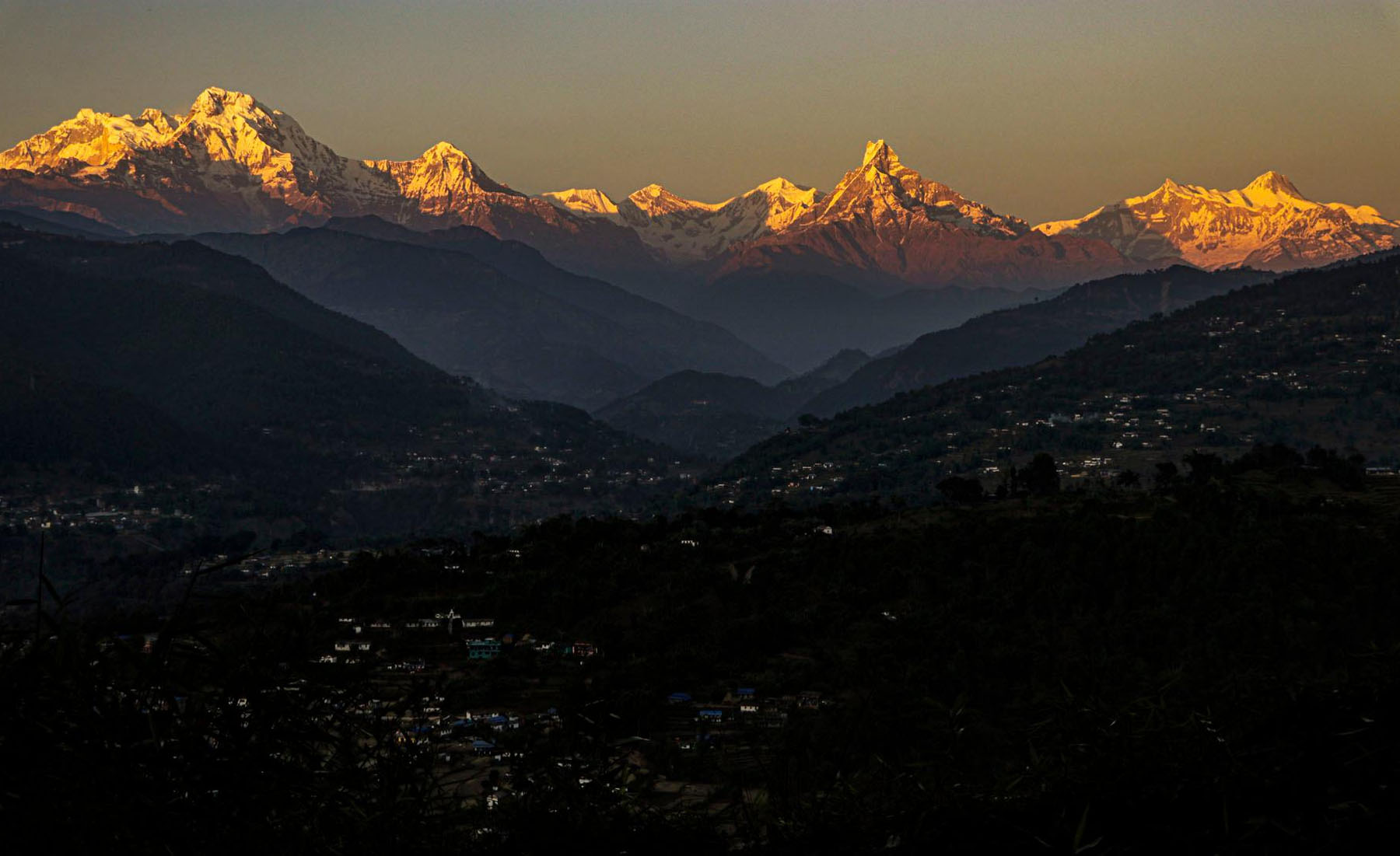 जब साँझ पर्दै जान्छ हिमाल उज्यालिन्छ र हिमाल मुनिका गाउँ अँध्यारिन्छ ....