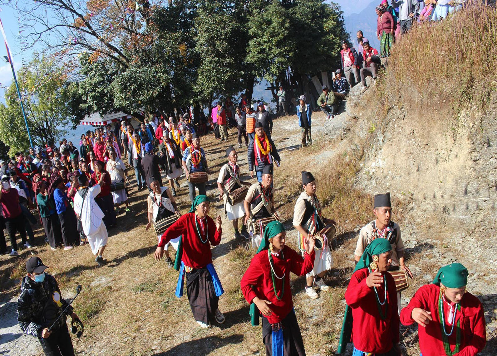 पुख्यौली नृत्य प्रदर्शन गर्दै कलाकार