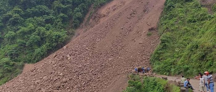 सुख्खा पहिरोले पृथ्वी राजमार्ग अवरुद्ध