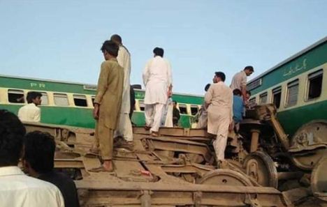 पाकिस्तानमा रेल जुध्यो, १० जनाको मृत्यु