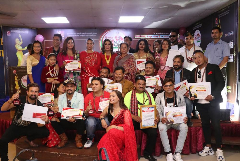 २९ बिधामा अवार्ड प्रदान गर्दै आठौं छायाँछवि तीज म्युजिक अवार्ड सम्पन्न  (तस्विर सहित)