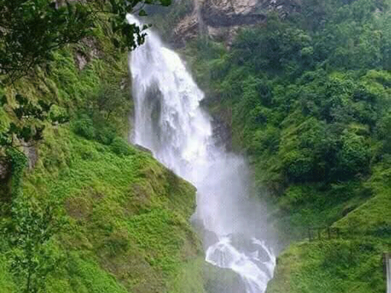 पचास फिटे ‘सहकाले झरना’मा पर्यटकको घुइँचो