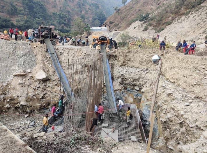 बाढीले क्षति पु¥याएको पुलको  निर्माण कार्य  अलपत्र