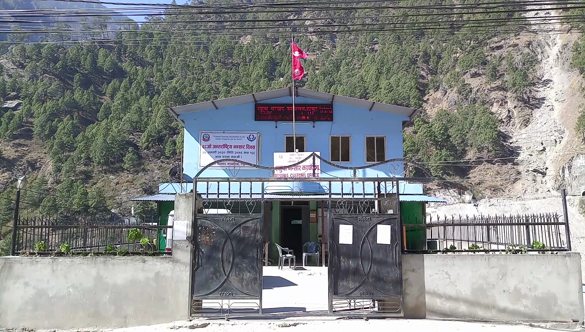 रसुवा भन्सारका प्रमुखसहित ६ कर्मचारी विभागमा तानिए, सवारीसाधन भन्सार जाँचपास प्रकरणमा छानबिन तीव्र