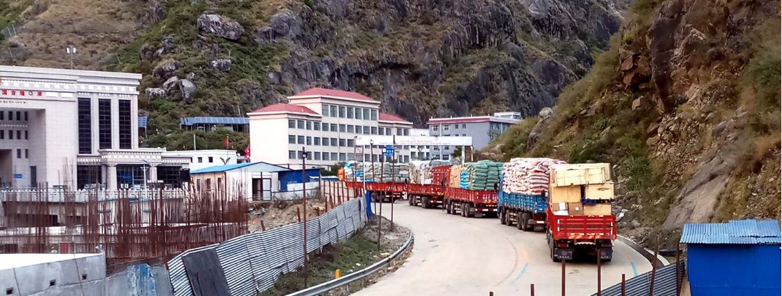 रसुवागढी नाकाबाट एकै दिन १० कन्टेनर स्याउ आयात, प्रतिकन्टेनर एक लाख राजस्व असुली