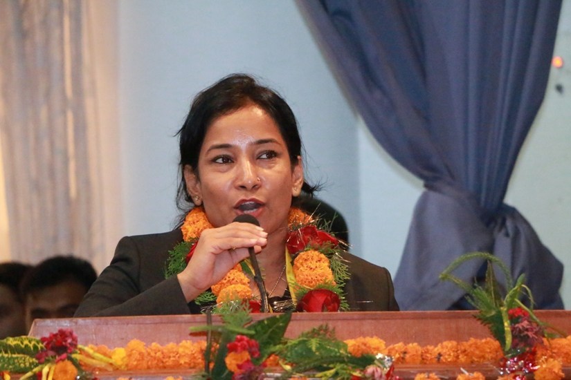 चितवन जादै गरेका प्रधानमन्त्री ओलीलाई रेणु दाहालको चुनौती