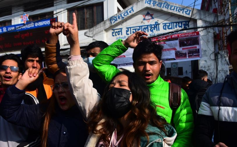 पेट्रोलियम पदार्थको मुल्य वृद्धि :आरआर कलेज अगाडि टायर जलाएर विरोध
