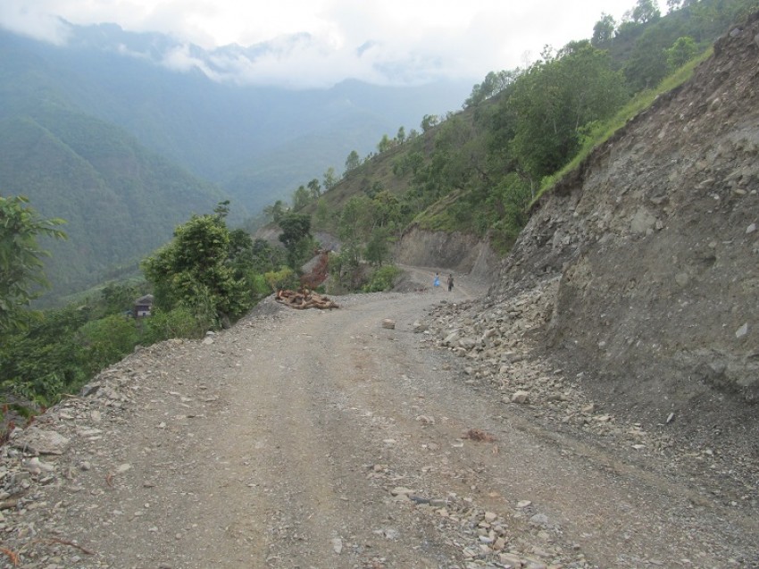 छब्बीस अर्ब बराबरको सडक अलपत्र