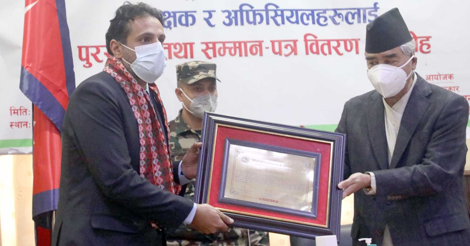 महिला भलिबल टोलीका खेलाडीलाई जनही नगद पाँच लाख, फुटबलका मुख्य प्रशिक्षक अलमुताइरी सम्मानित