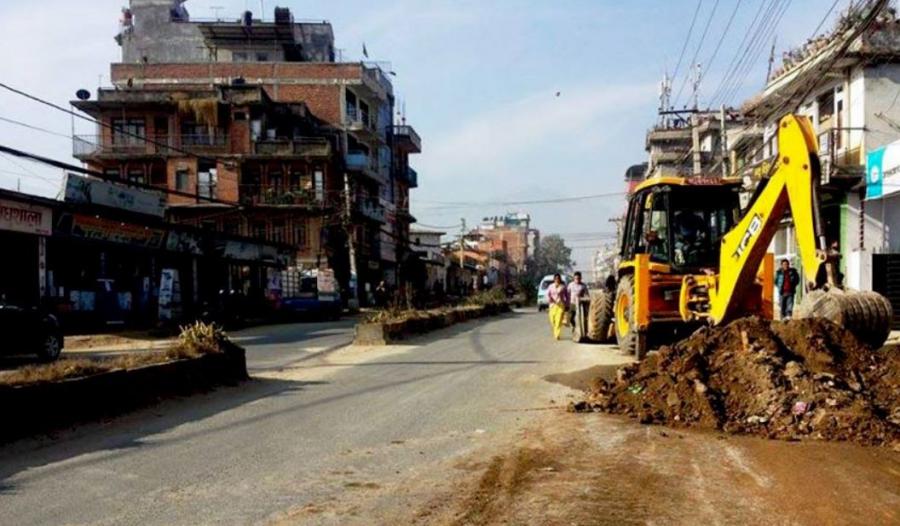 सडकमा निर्माण भएका संरचना भत्काउन थालीयो