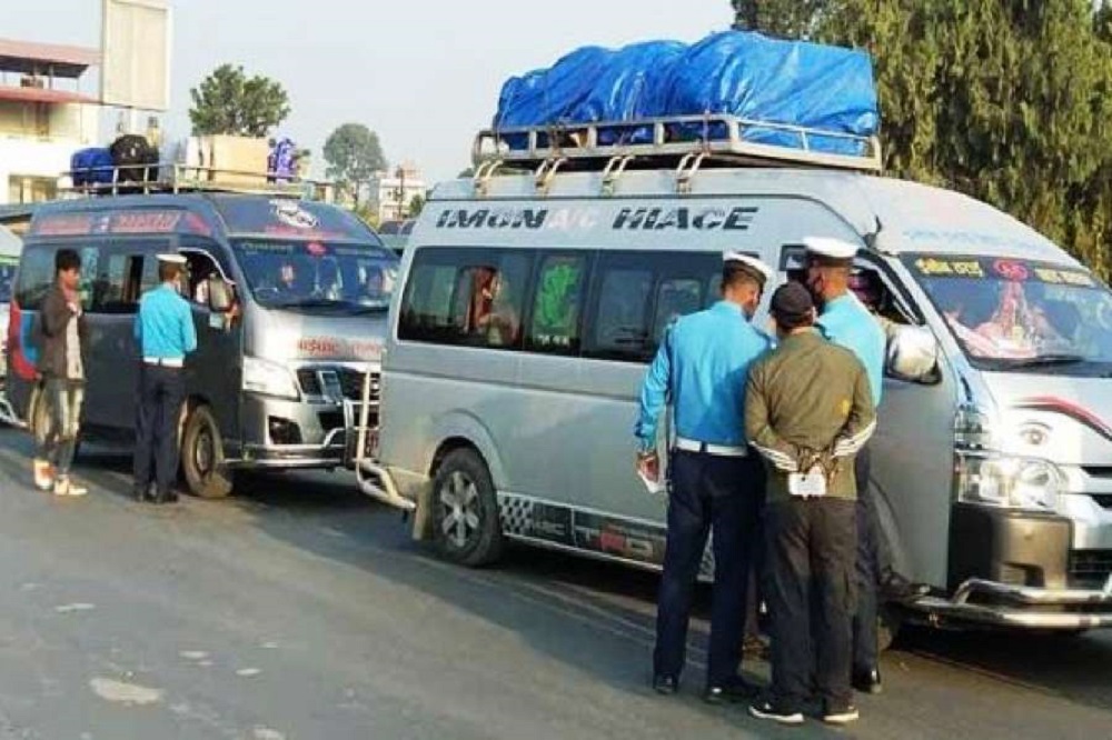 उपत्यका भित्रिने प्रमुख नाकामा सवारी चाप बढ्दो, दसैँ मनाउन बाहिरिएका यात्रुहरू धमाधम फर्किन थाले