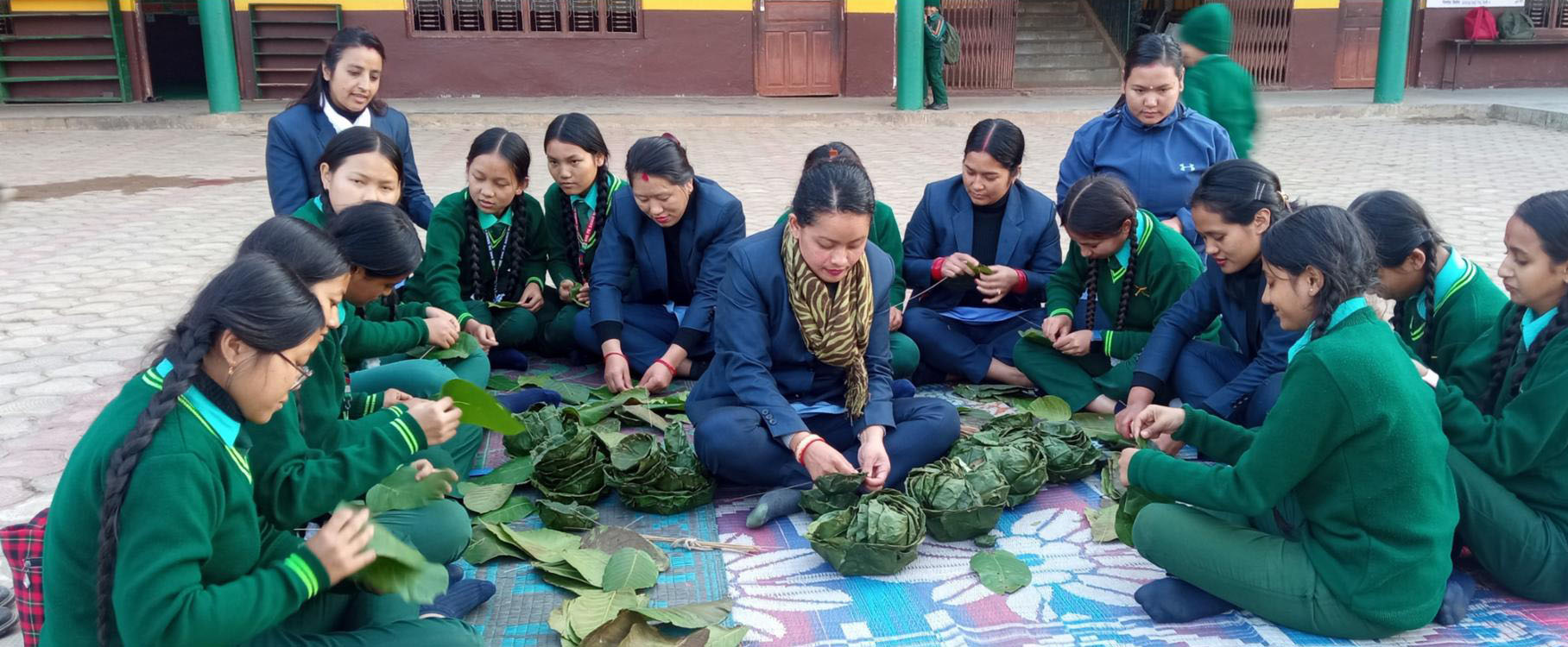 दुनाटपरी बनाउन सिक्दै विद्यार्थी