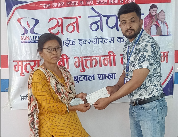 सन नेपाल लाइफद्धारा १२ लाख बीमा रकम भुक्तानी
