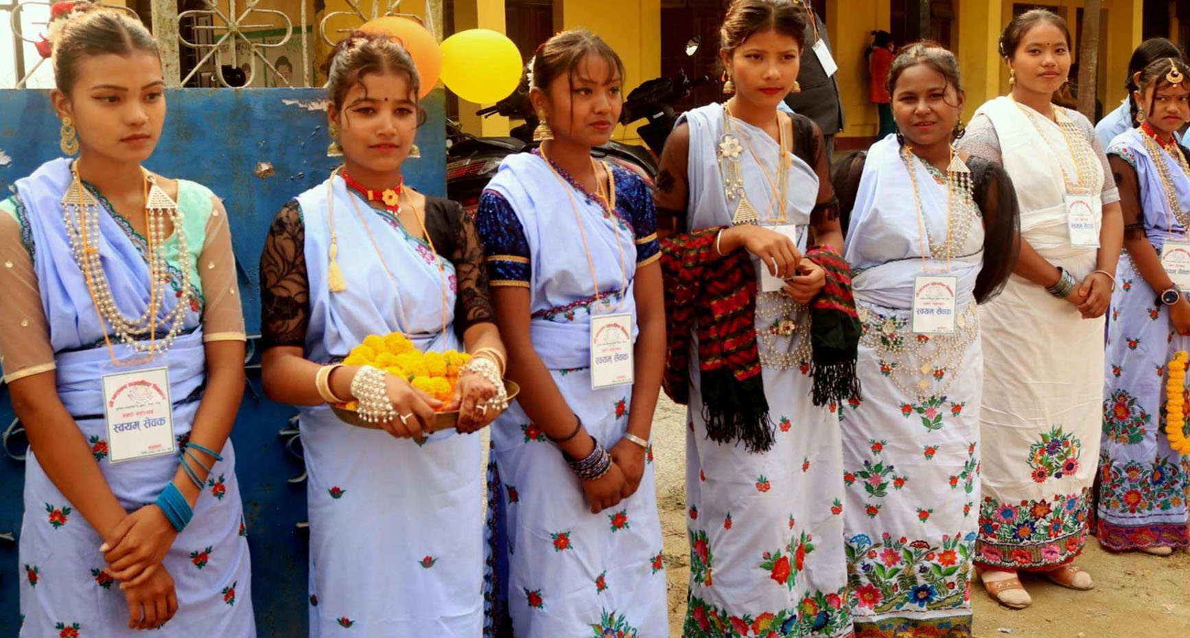 थारु वेषभूषामा सजिएका छात्राहरु