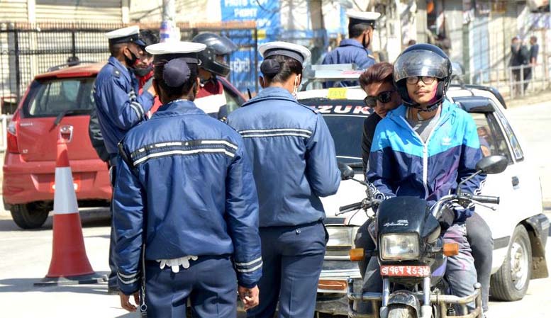 दुई हजार ६९२ जना ट्राफिक कारबाहीमा