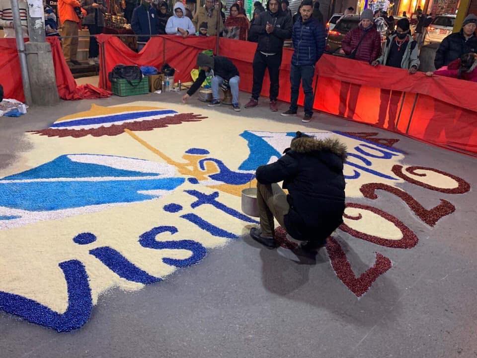 भ्रमण बर्षको रौनक बढ्दै, ठमेलमा बनाइयो बिशाल लोगो, चेम्बर भवनमा ठुलो व्यानर