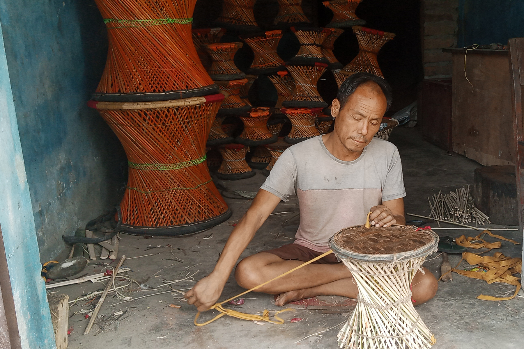 बाँसको मुढा बुन्दै उद्यमी