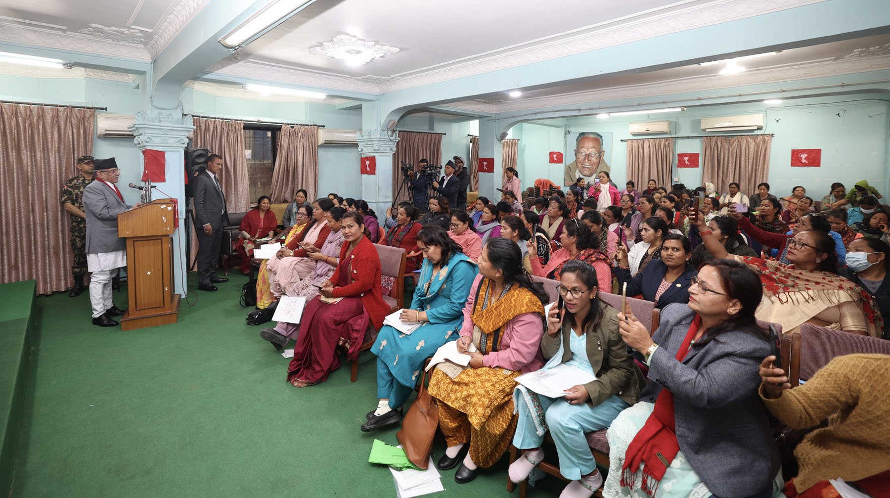 अखिल नेपाल महिला सङ्घको बैठकमा सहभागी