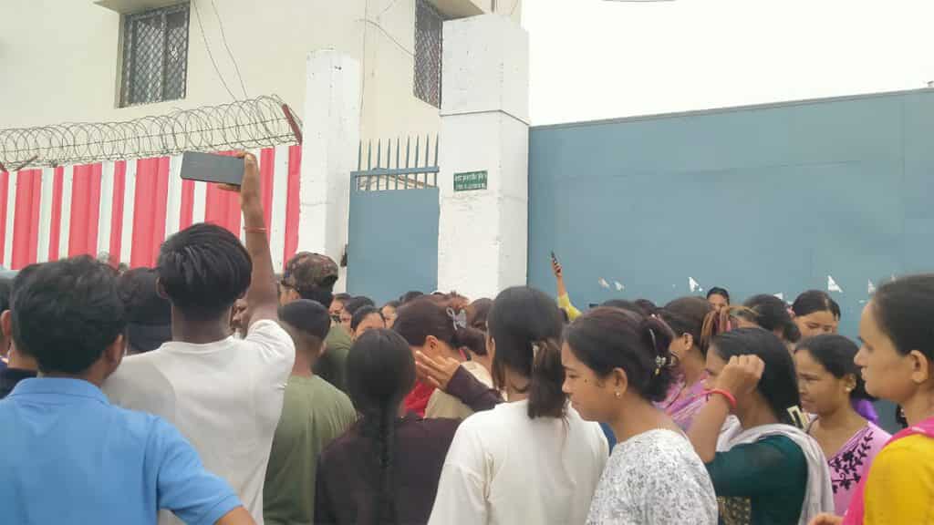 यशोदा फुड्सको श्रम शोषण : १२ घण्टा काममा खटाएर ८ घण्टाको पारिश्रमिक, आन्दोलनमै उत्रिए श्रमिकहरू