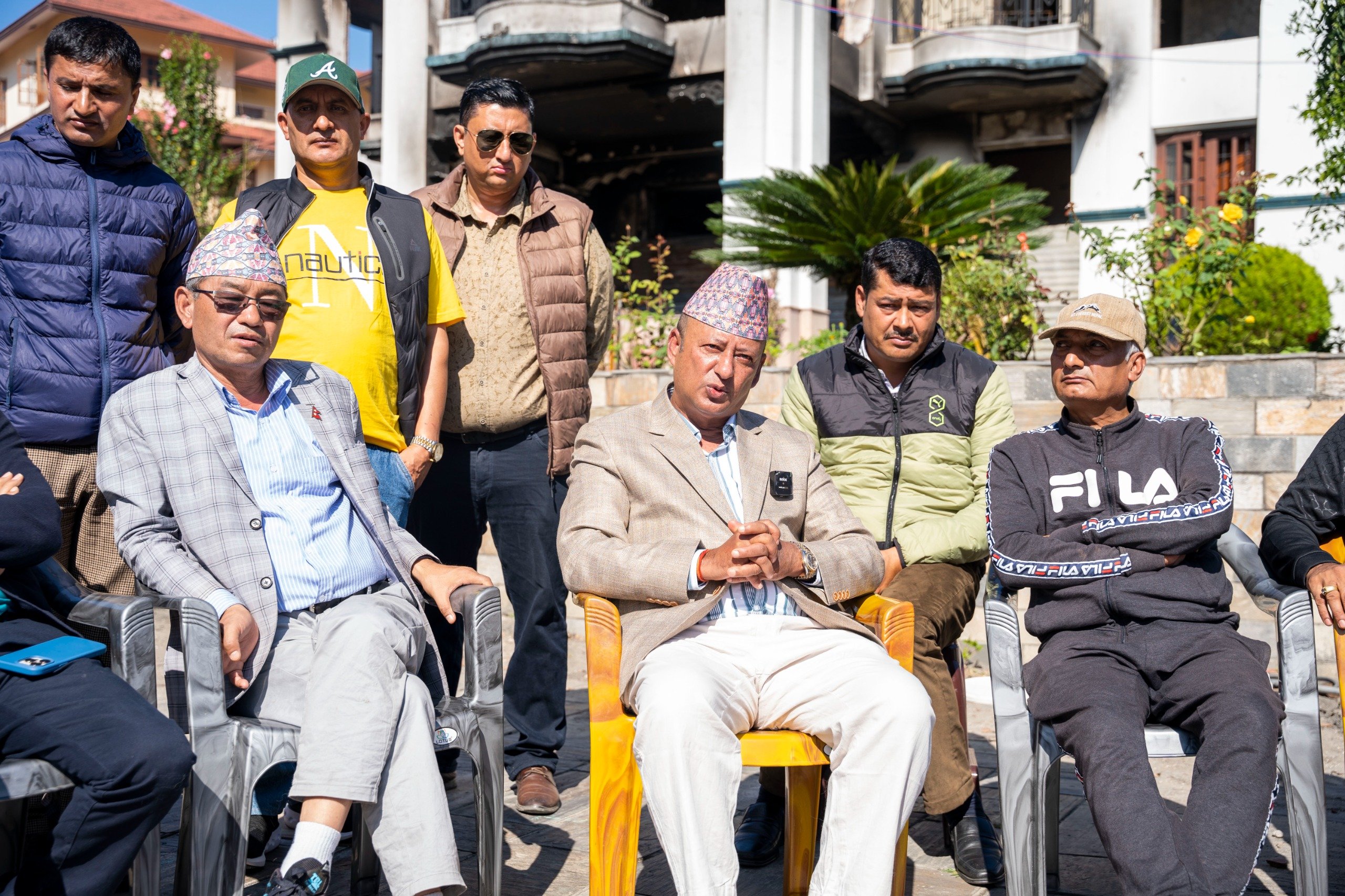 गृहमन्त्री अर्यालको झुटो दाबी– देश छाडेको भनिएका दीपक खड्का घरमै भेटिए