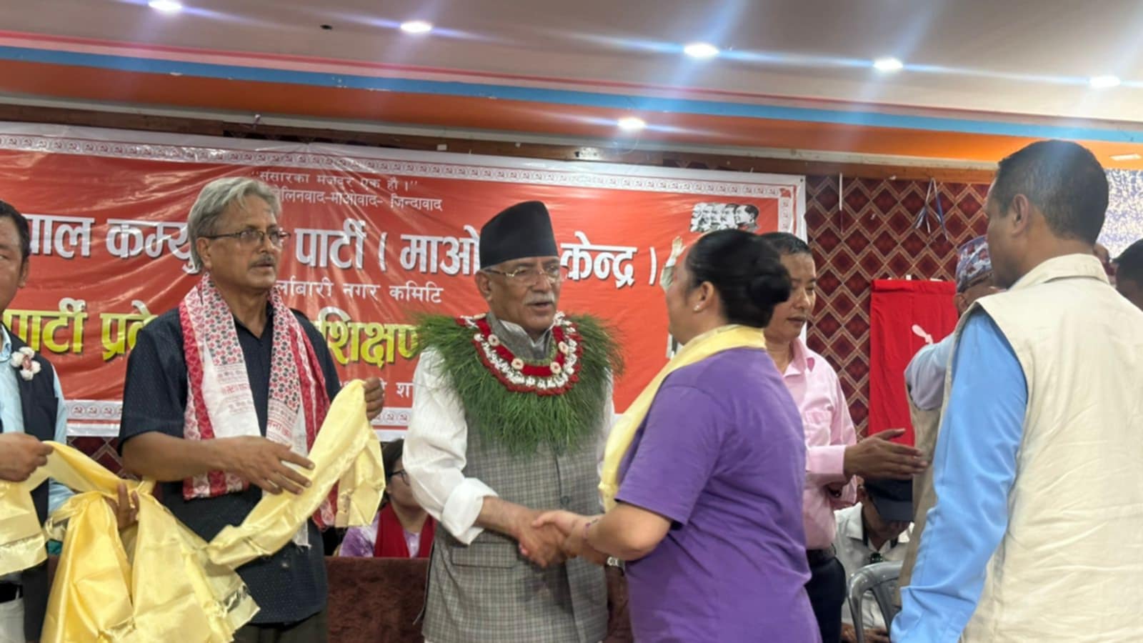उर्लाबारीमा ३७० जना विभिन्न पार्टी परित्याग गरी माओवादीमा प्रवेश, प्रचण्डद्वारा स्वागत