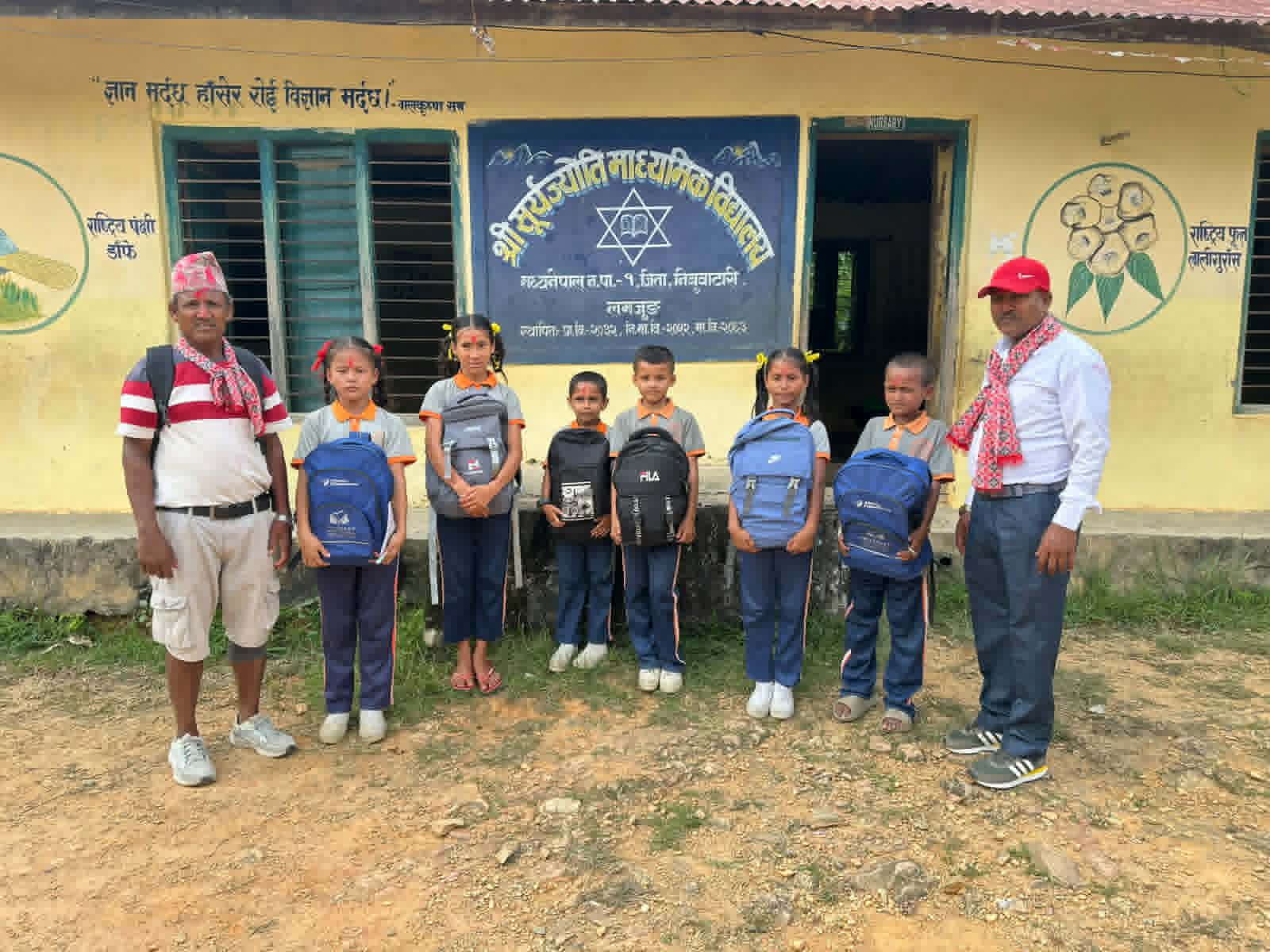 मंगलापुर बचत तथा ऋण सहकारीद्वारा ६ विद्यार्थीलाई छात्रवृत्ति, २८ हजार बराबरको शैक्षिक सामग्री वितरण