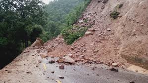 पहिरोका कारण मध्यपहाडी लोकमार्गमा अवरुद्ध