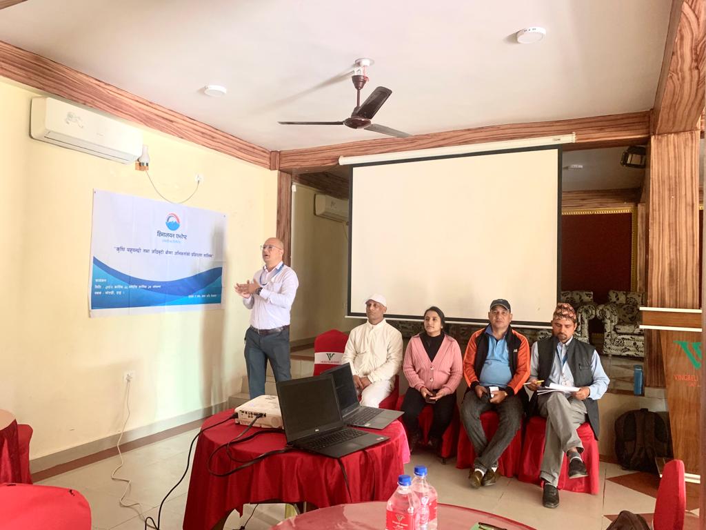 हिमालयन एभरेष्ट ईन्स्योरेन्सको तालिम कार्यक्रम सम्पन्न हुदैँ