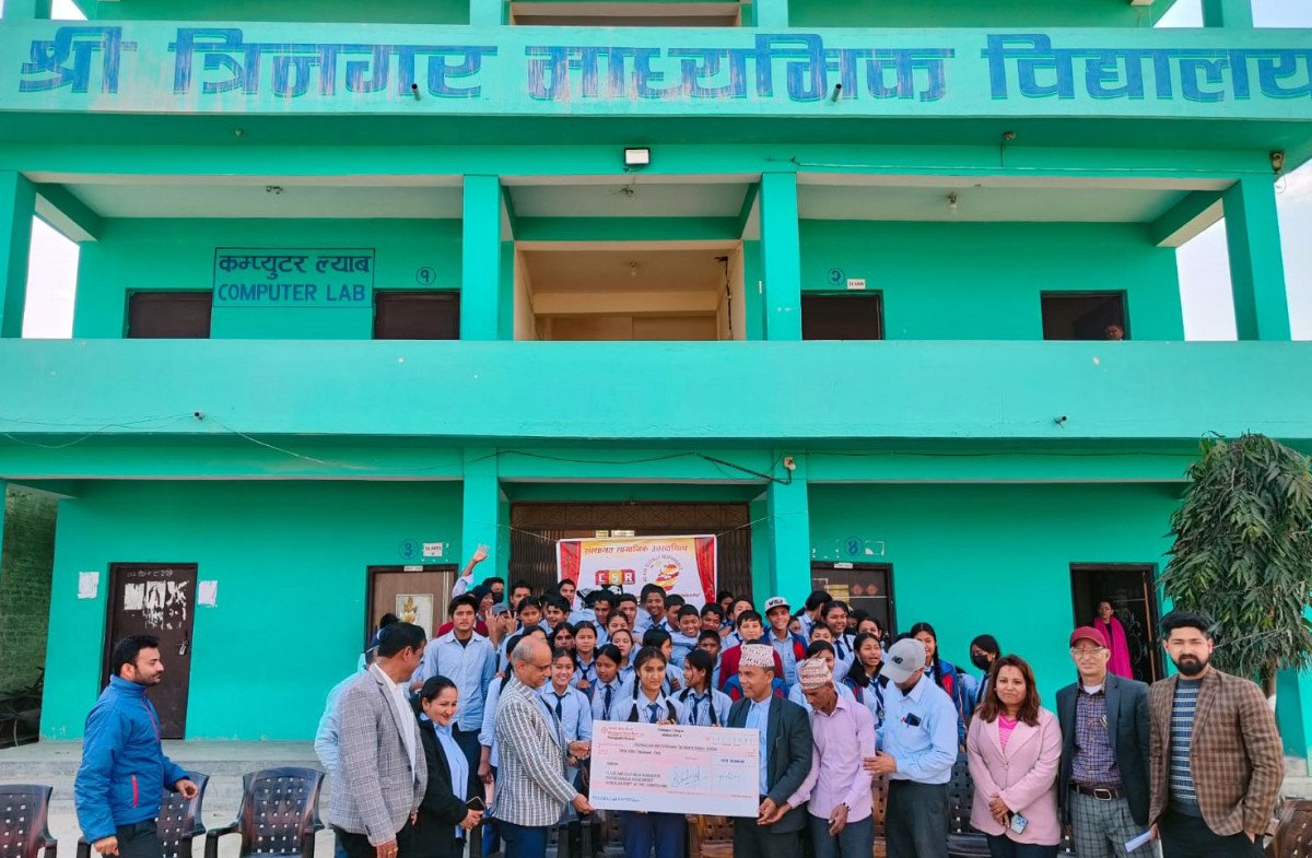 जीवन राजवंशी र  हिरा गिरीलाई महालक्ष्मी  बैंकद्वारा जेहेन्दार छात्रवृत्ति प्रदान