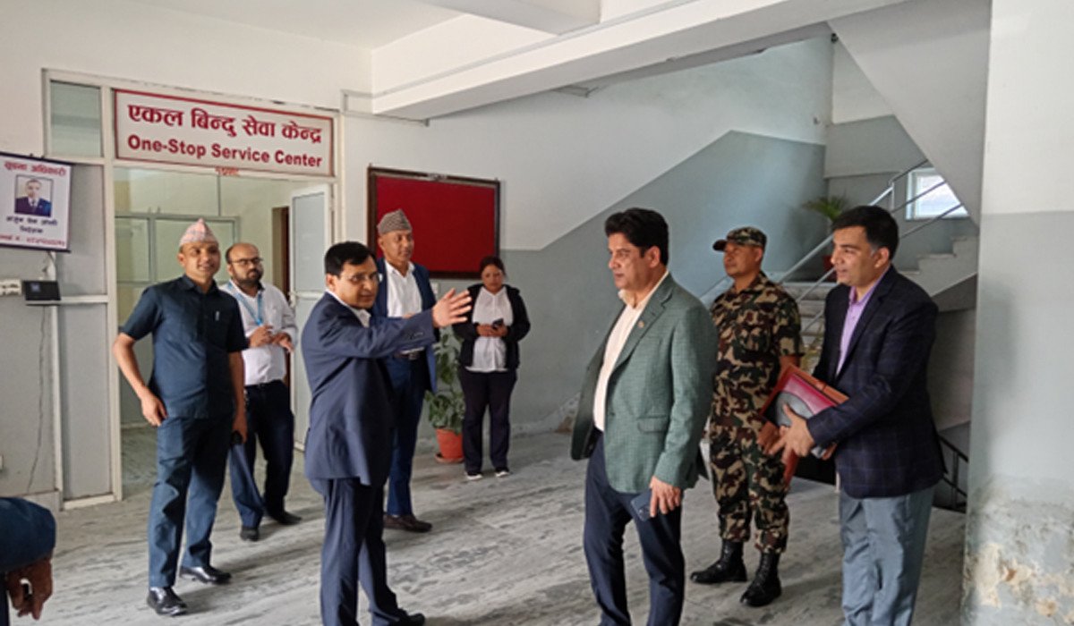मन्त्री भण्डारीले गरे उद्योग परिसरको छड्के अनुगमन