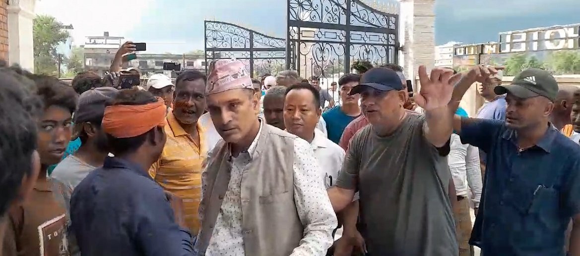 जब निर्माण व्यवसायी नै हातपातमा उत्रिए