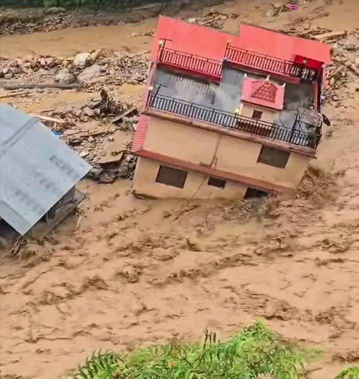 विपद्‍मा परी ज्यान गुमाएका परिवारलाई प्रतिव्यक्ति दुई लाख रुपैयाँका दरले राहत वितरण