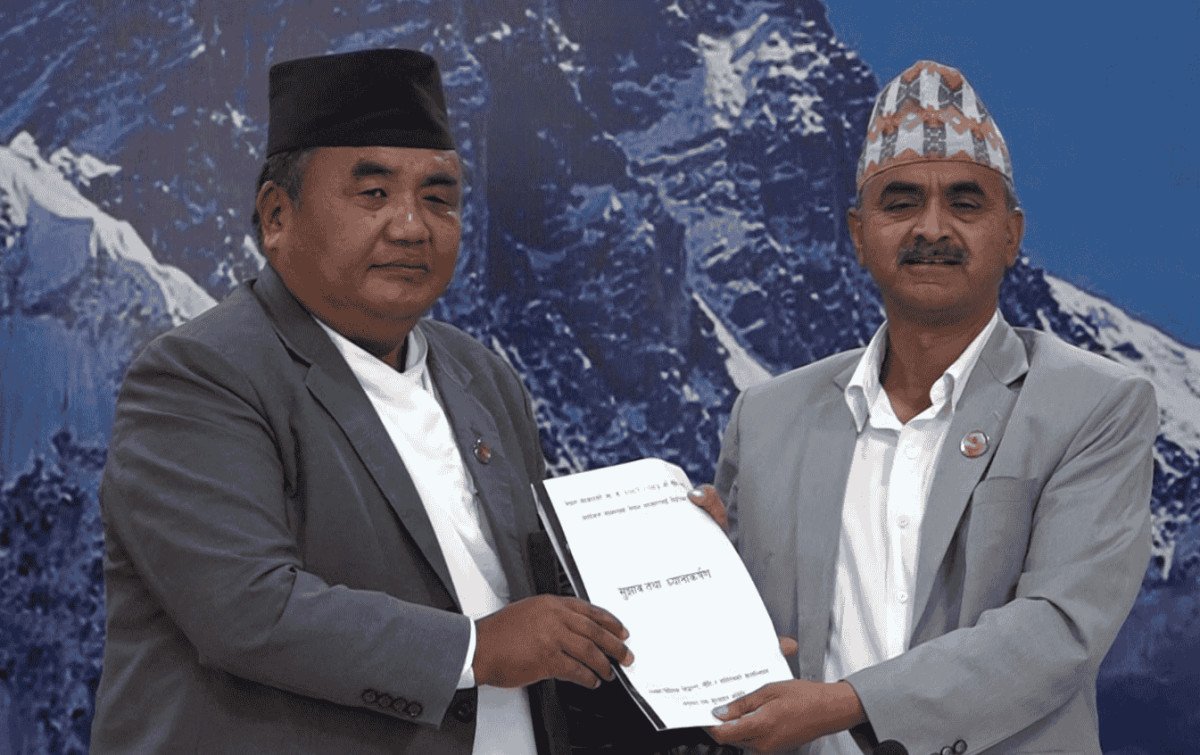 संसदीय समितिद्वारा सरकारलाई नीति तथा कार्यक्रमबारे सुझाव प्रतिवेदन हस्तान्तरण