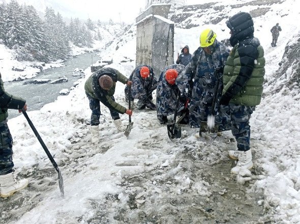 हिमपातका कारण ‘हिडन भ्याली’मा ३ बेलायती महिला र  १२ स्वदेशी पर्यटक समस्यामा