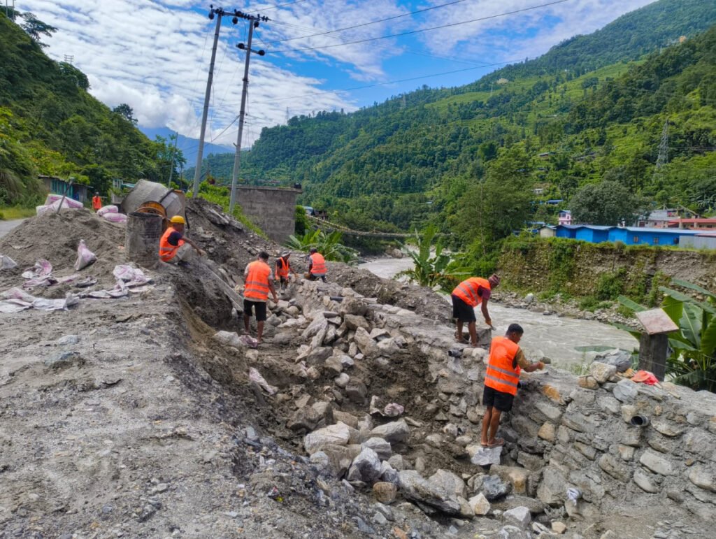 १० दिनदेखि कोदारी राजमार्ग अवरुद्ध हुँदा जनजीवन प्रभावित, तत्काल सडक खुलाउन माग
