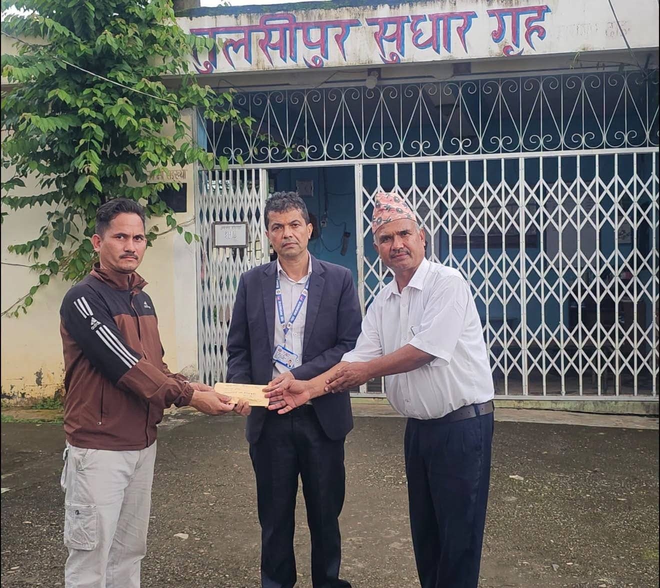 बाढीपीडितलाई कैदीबन्दीको ६० हजार सहयोग